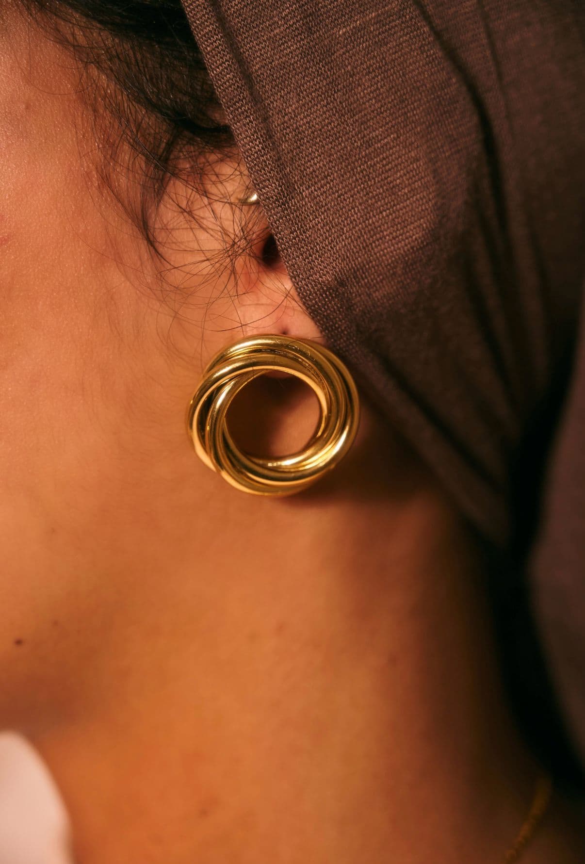Gold-plated twisted hoop earrings